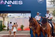Police équestre à Cannes : le cheval impose le respect au Longines Global Champions Tour