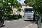Près de Saint-Maximin, un maire interdit les poids lourds mais le préfet refuse
