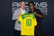 Ronaldinho offre son maillot au prince Albert II à Monaco