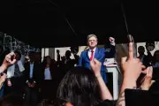 À Saint-Denis, Mélenchon cherche à convaincre les siens que la victoire est possible