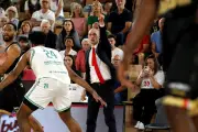 Sergii Gladyr fustige le rebond défensif après la défaite de Monaco face à Nanterre