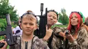 Spectacle polémique : des enfants en tenue militaire avec des faux pistolets à Montreuil
