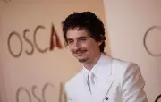 Timothée Chalamet fête la victoire des Knicks avec champagne