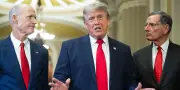 Trump bloque une loi sur le logement pour exiger un texte sur le vote