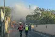 Un cabanon en feu à La Crau : épaisse fumée visible de l'A57