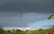 Un chasseur d'orages sauve un homme coincé sous les décombres après une tornade dans l'Illinois
