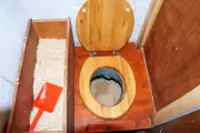Un touriste américain piégé dans des toilettes sèches en voulant sauver ses lunettes