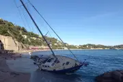 Villefranche : un voilier s'échoue sur la plage des Marinières à cause du vent