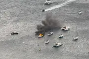 Voilier en feu à Villefranche-sur-Mer : épais panache de fumée noire dans la rade