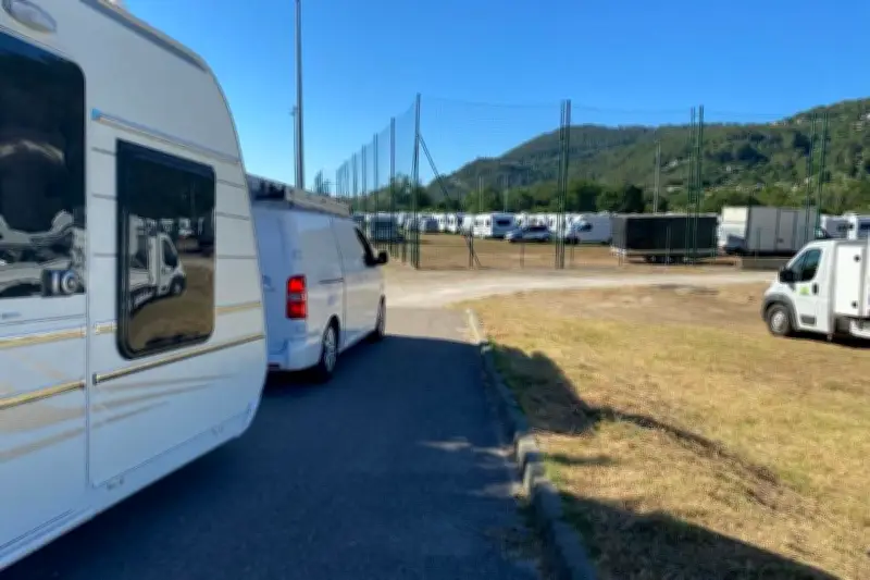 150 caravanes envahissent un complexe sportif à Solliès-Pont