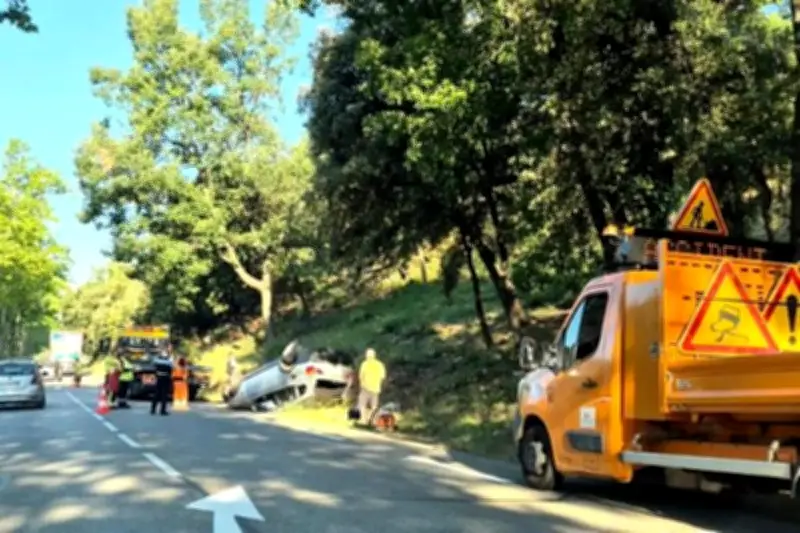 Accident spectaculaire sur la RDN7 : une voiture sur le toit