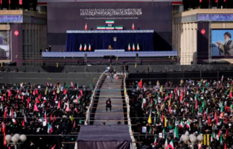 Adieu amer à Khamenei : la foule crie vengeance à Téhéran