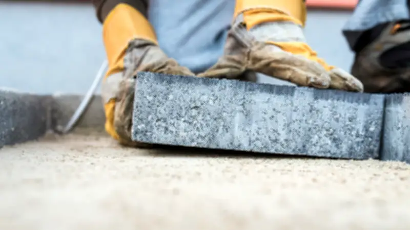 Ado de 16 ans grièvement blessé par un malaxeur à béton en stage