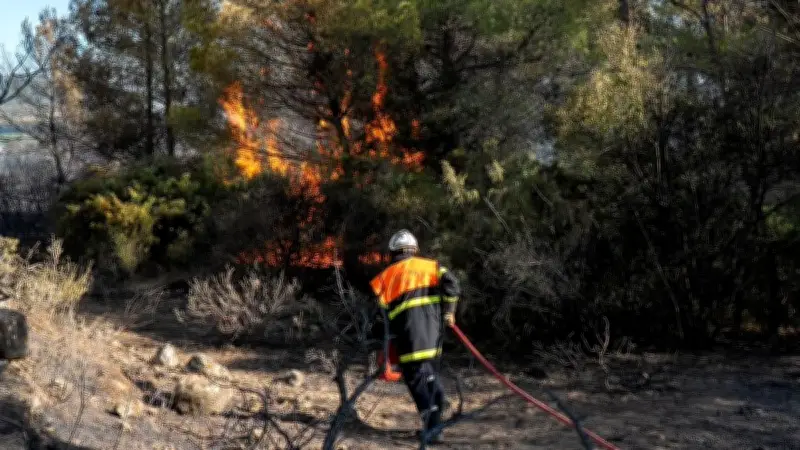 Aude : 150 pompiers noient les lisières, 900 hectares brûlés en 48h