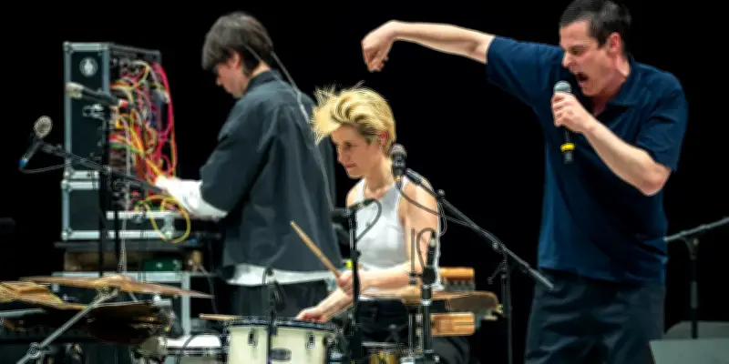Avignon : Monnier et Antunes envoûtent avec un pas de deux hypnotique