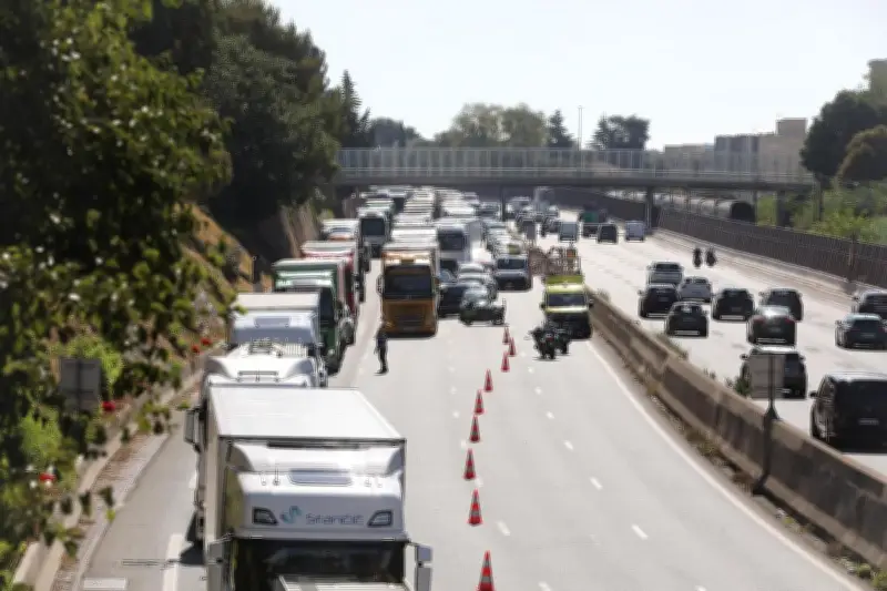 Bouchons monstre sur l'A8 après un accident mortel : le témoignage d'un automobiliste