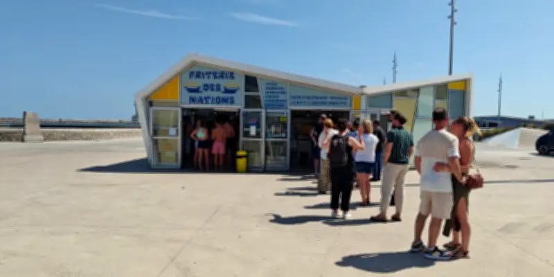 Calais : la Friterie des Nations, institution au pied de la jetée