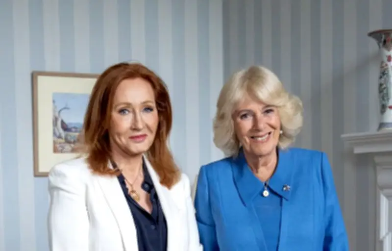 Camilla et J.K. Rowling : une photo officielle déclenche une polémique transphobe