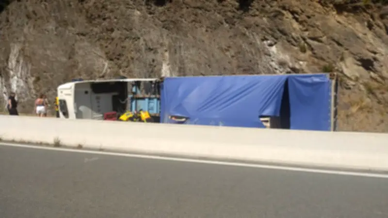 Camion couché sur la D612 : conducteur grièvement blessé, circulation coupée