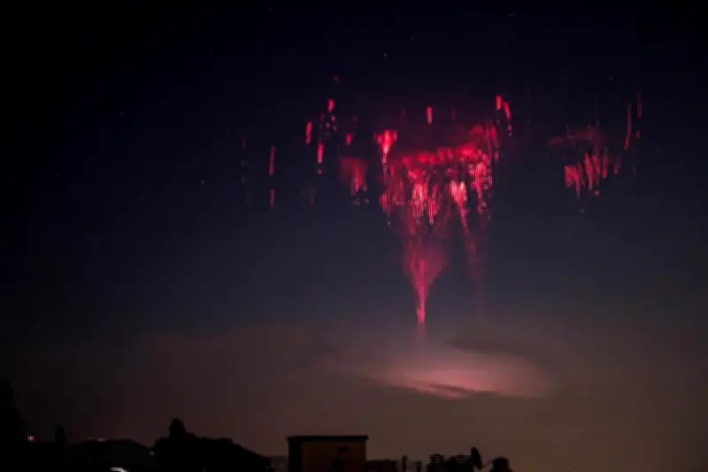 Chasse aux sprites rouges : un photographe passionné traque les farfadets dans le ciel azuréen