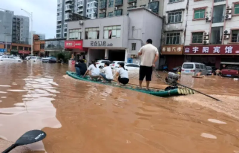 Chine : 15 morts et 50 000 évacués après des intempéries meurtrières