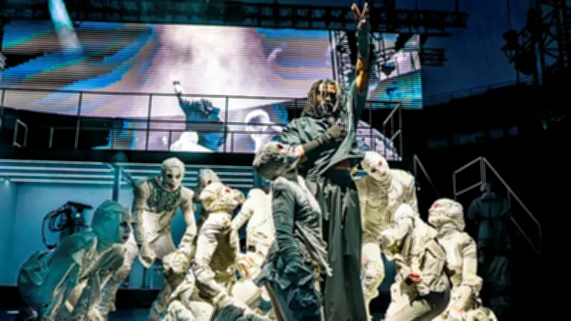 Damso électrise les Arènes de Nîmes avec un show dystopique