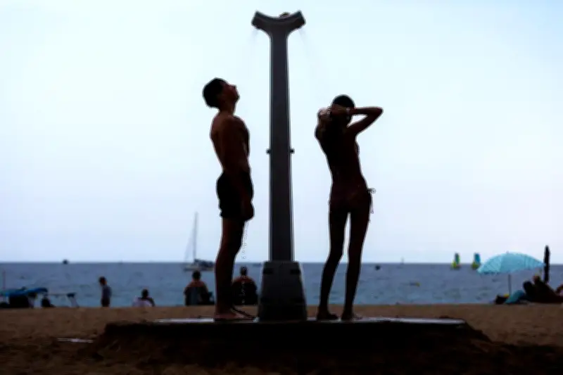 Douches de plage dans le Var : confort ou gaspillage ? Le débat estival