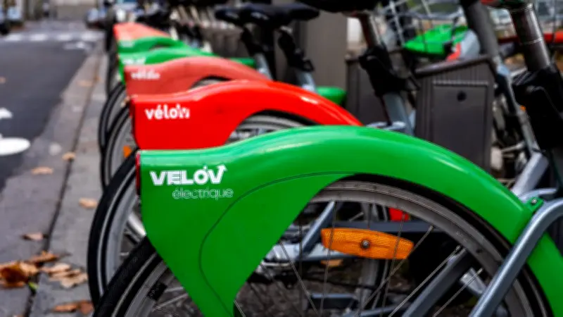 Explosion d'un chargeur de vélo électrique : un jeune de 19 ans gravement brûlé