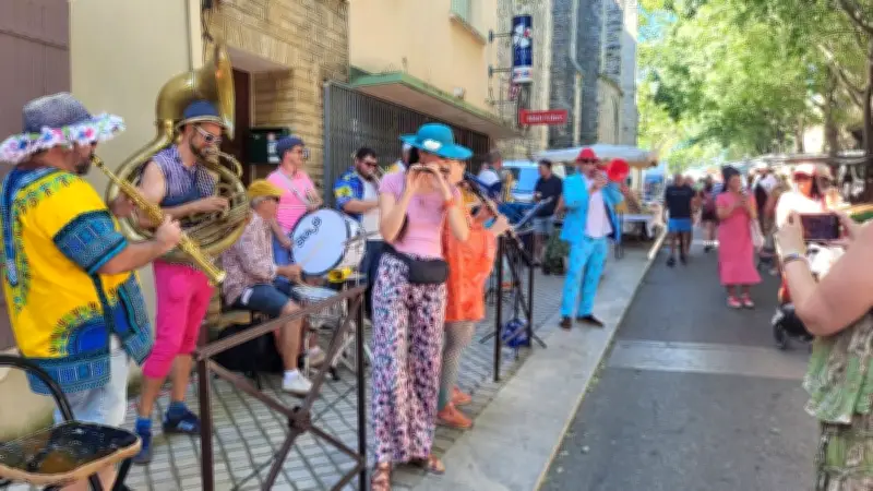 Fanaris fanfare ouvre les animations estivales du marché dominical à Laudun-l'Ardoise