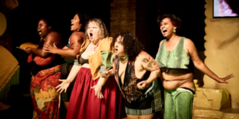 Festival d'Avignon : Rebecca Chaillon plonge dans le capharnaüm artistique avec « La Parabole du seum »