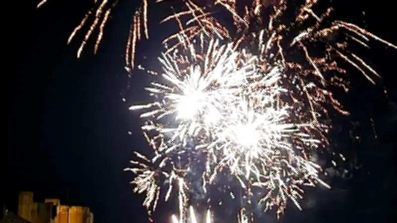 Festivités estivales à Aigues-Mortes : feux, cirque et cinéma en plein air