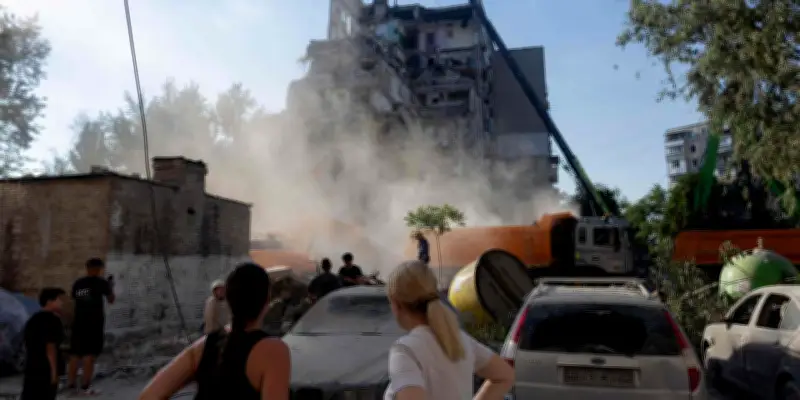 Guerre en Ukraine : frappes russes endommagent des immeubles à Kryvyï Rih