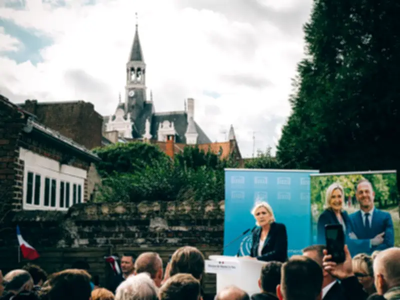 À Hénin-Beaumont, une journée avec pro et anti-Le Pen