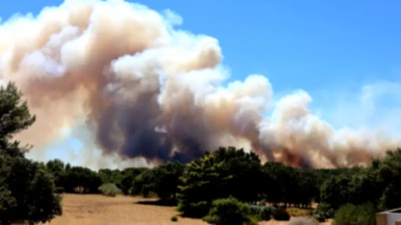 Incendie à Bezouce : évacuations et confinement face aux flammes