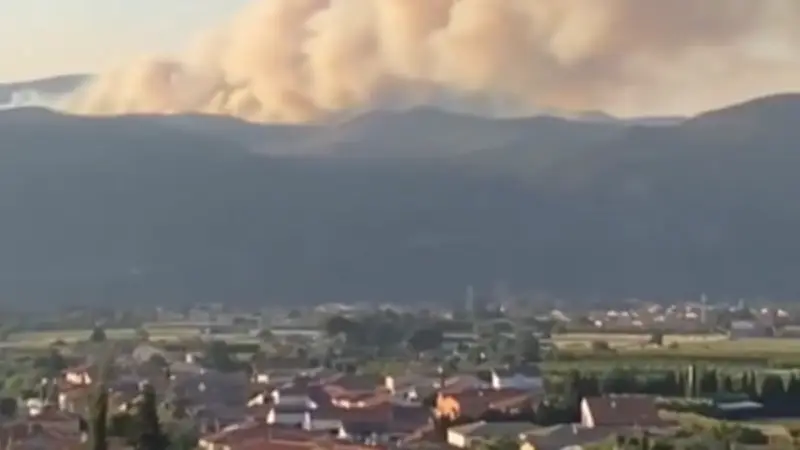 Incendie dans les Pyrénées-Orientales : 1 000 hectares brûlés, maires mobilisés