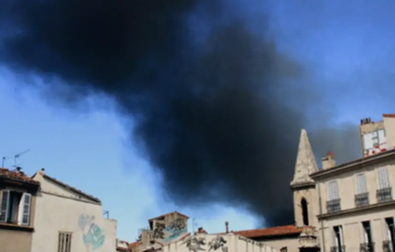Incendie de deux bateaux dans le Vieux-Port de Marseille : neuf blessés