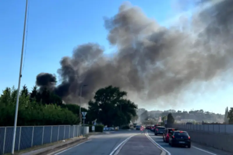 Incendie d'un hangar de 1000 m² à Fréjus, 48 pompiers mobilisés