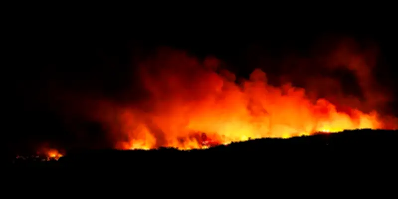 Incendie géant dans les Pyrénées-Orientales : 4 500 hectares brûlés, une étape du Tour de France fermée
