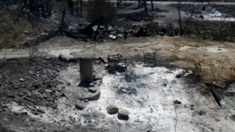 Incendie géant dans les Pyrénées-Orientales : premiers dégâts à Ille-sur-Têt