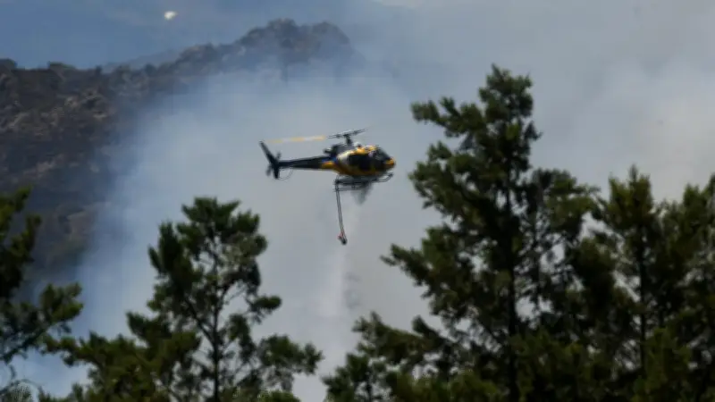 Incendies en Occitanie : autoroute A9 fermée, évacuations et milliers d'hectares brûlés