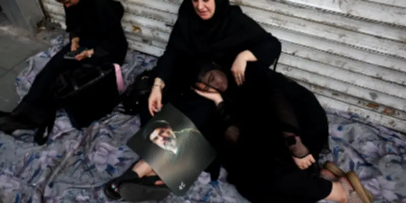 Iran : aux funérailles de Khamenei, l'absence remarquée de son fils Mojtaba