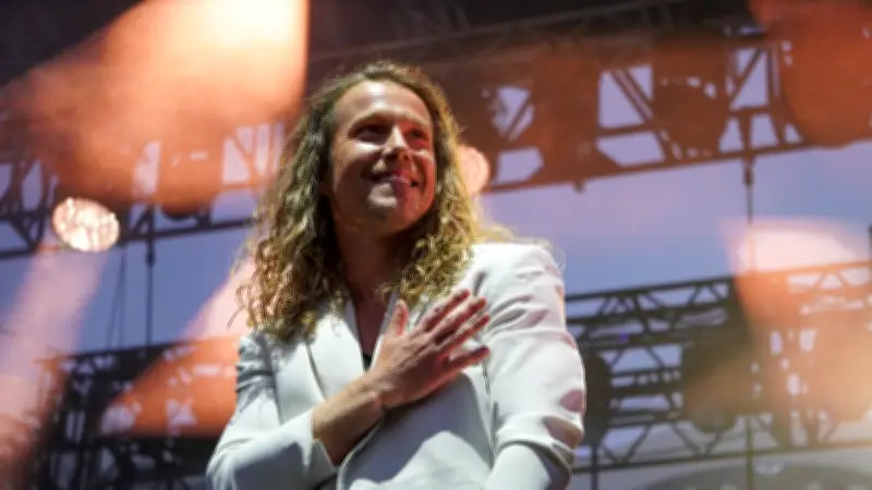 Julien Doré enflamme les arènes de Lunel : un show spectaculaire