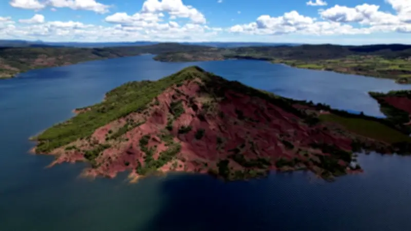 Lac du Salagou : l'oasis bleue au cœur des terres rouges de l'Hérault