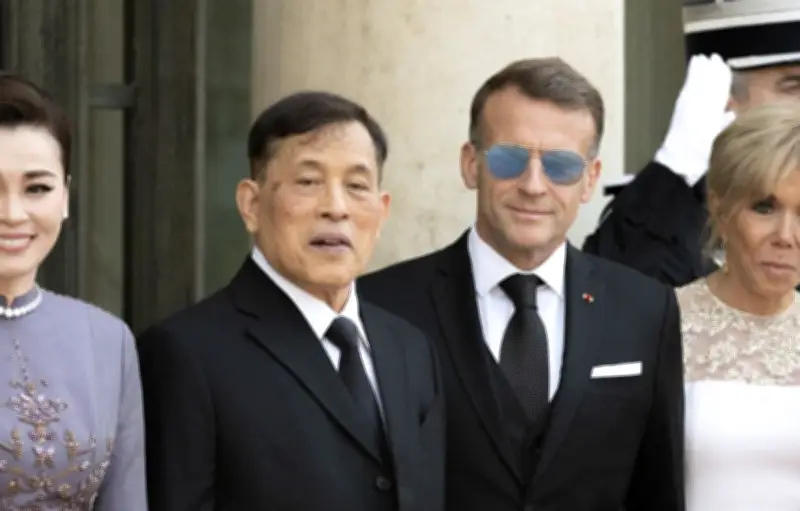 Le ministère thaïlandais dément une image IA de Macron à genoux
