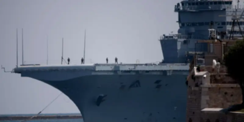 Le porte-avions français quitte le Golfe, annonce Macron