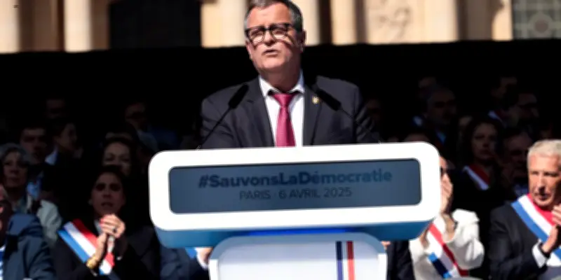 Louis Aliot reste maire de Perpignan, n'exclut pas un recours en cassation