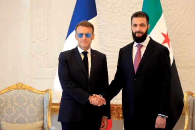 Macron sain et sauf après des explosions à Damas, visite continue
