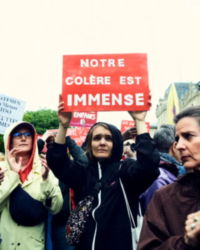 Marche citoyenne contre les violences sexuelles après le meurtre de Lyhanna
