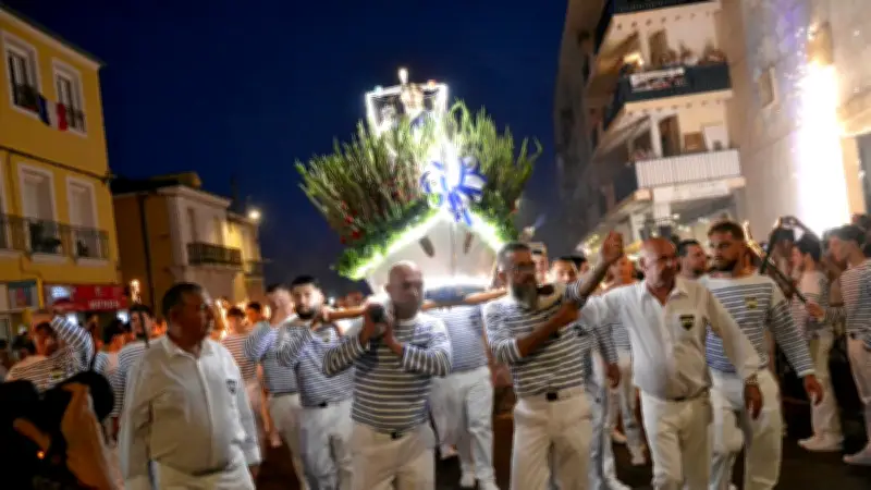 Marée humaine pour la procession nocturne de Saint Pierre à Sète
