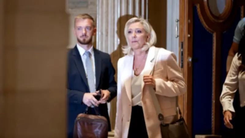 Marine Le Pen condamnée : candidate à la présidentielle malgré le bracelet ?